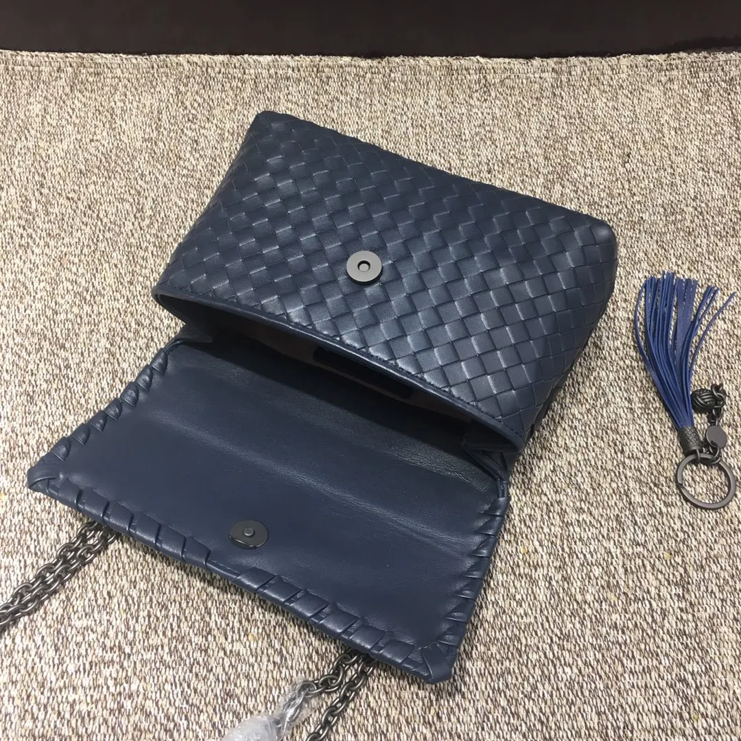 Original quality👉🏻Size 1099 Small🔥🔥Mini version of the classic Olimpia handbag, all made of Intrecciato soft sheepskin. The long Brunito polished chain adjustable strap can be doubled in length and can be used as a shoulder bag, which is both elegant and practical. The interior is lined with pigskin, and the space is separated by zippers for easy storage and organization. Built-in vanity mirror. size: 22*8*15 tourmaline blue